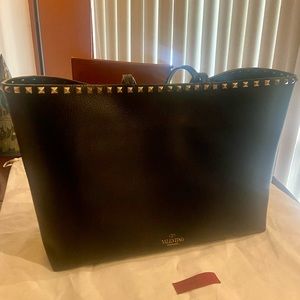 🔥AUTHENTIC🔥VALENTINO GARAVANI ROCKSTUD GRAINY CALFSKIN LEATHER TOTE🔥
